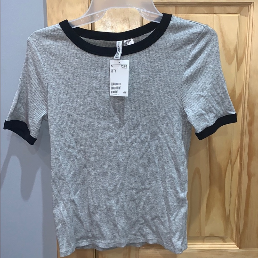 Gray and black H&M t-shirt